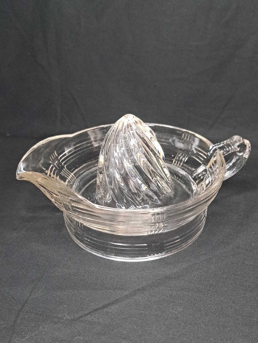 Medium Sized ANCHOR HOCKING  Cross Cross Juicer